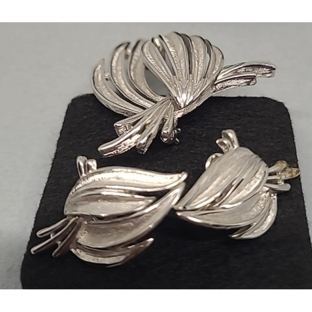 Vintage Trifari Brooch‎ Earrings Set Silver Tone Textured Leaf Flame
